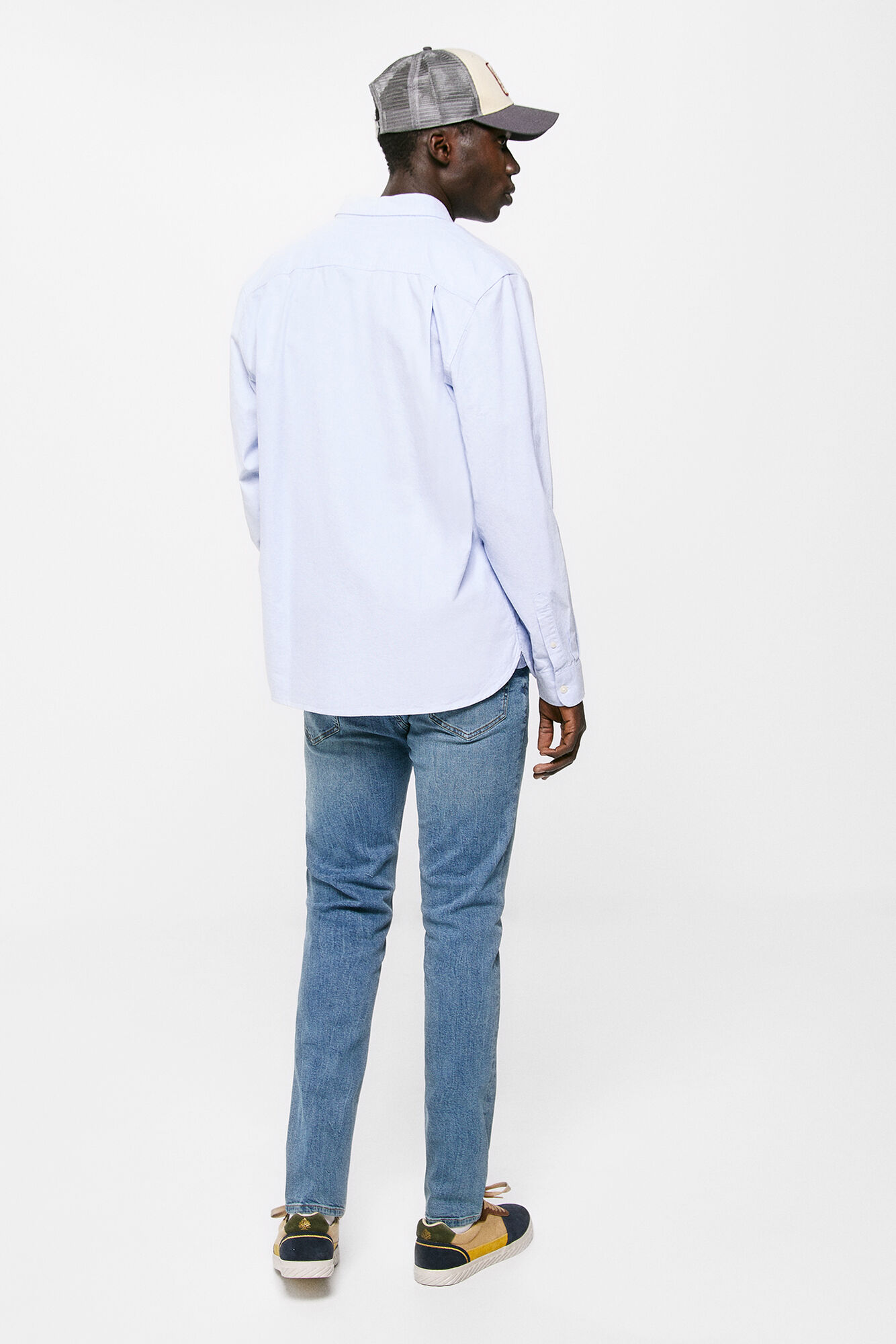 calça jeans skinny de lavagem média e aparência suja