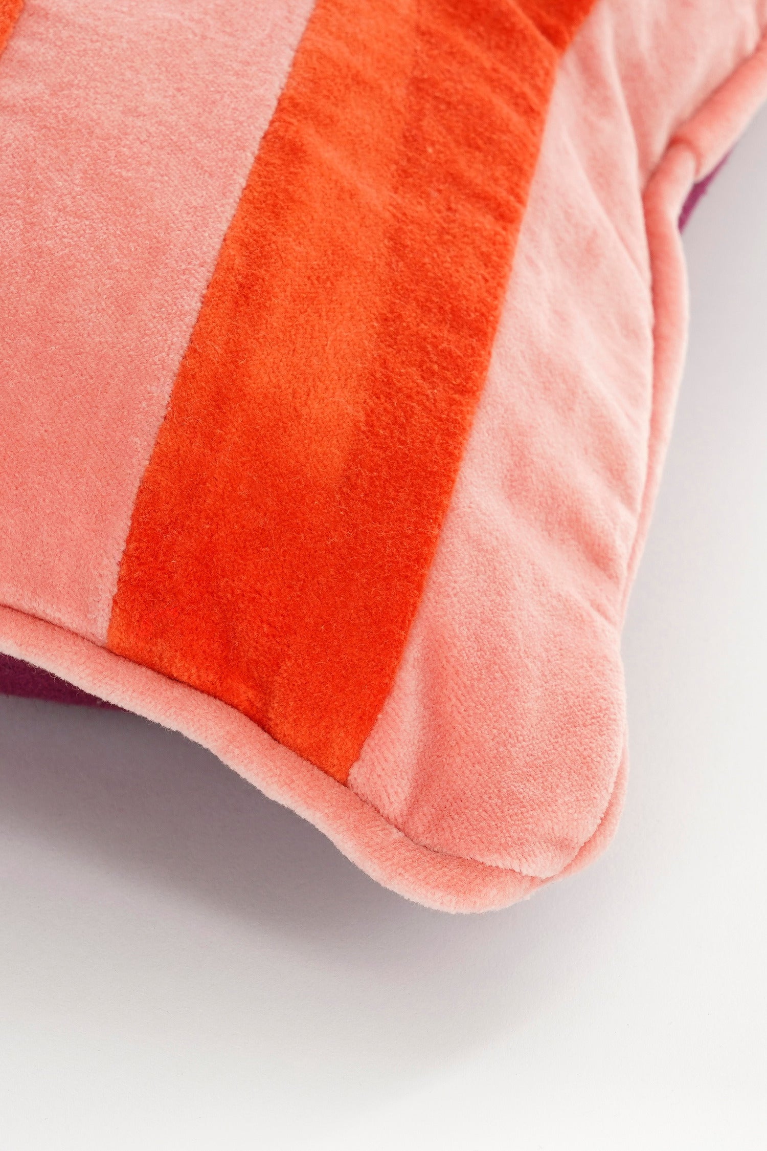 In the Mood sierkussen Clair roze / oranje 55 x 35 cm
