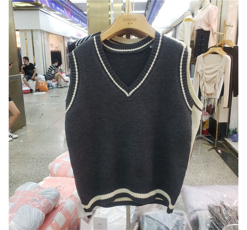 Beaustreet - V-hals vest met contrasterende rand