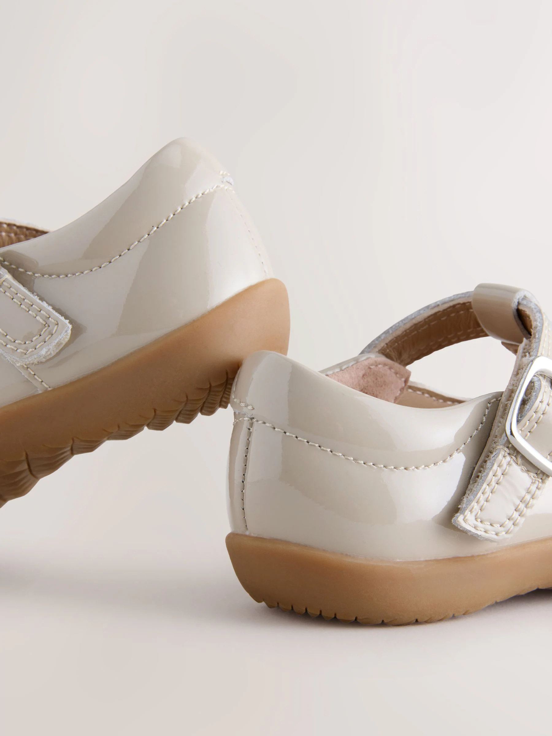Mokkabruin - First Walker schoenen met klittenband en T-bandje