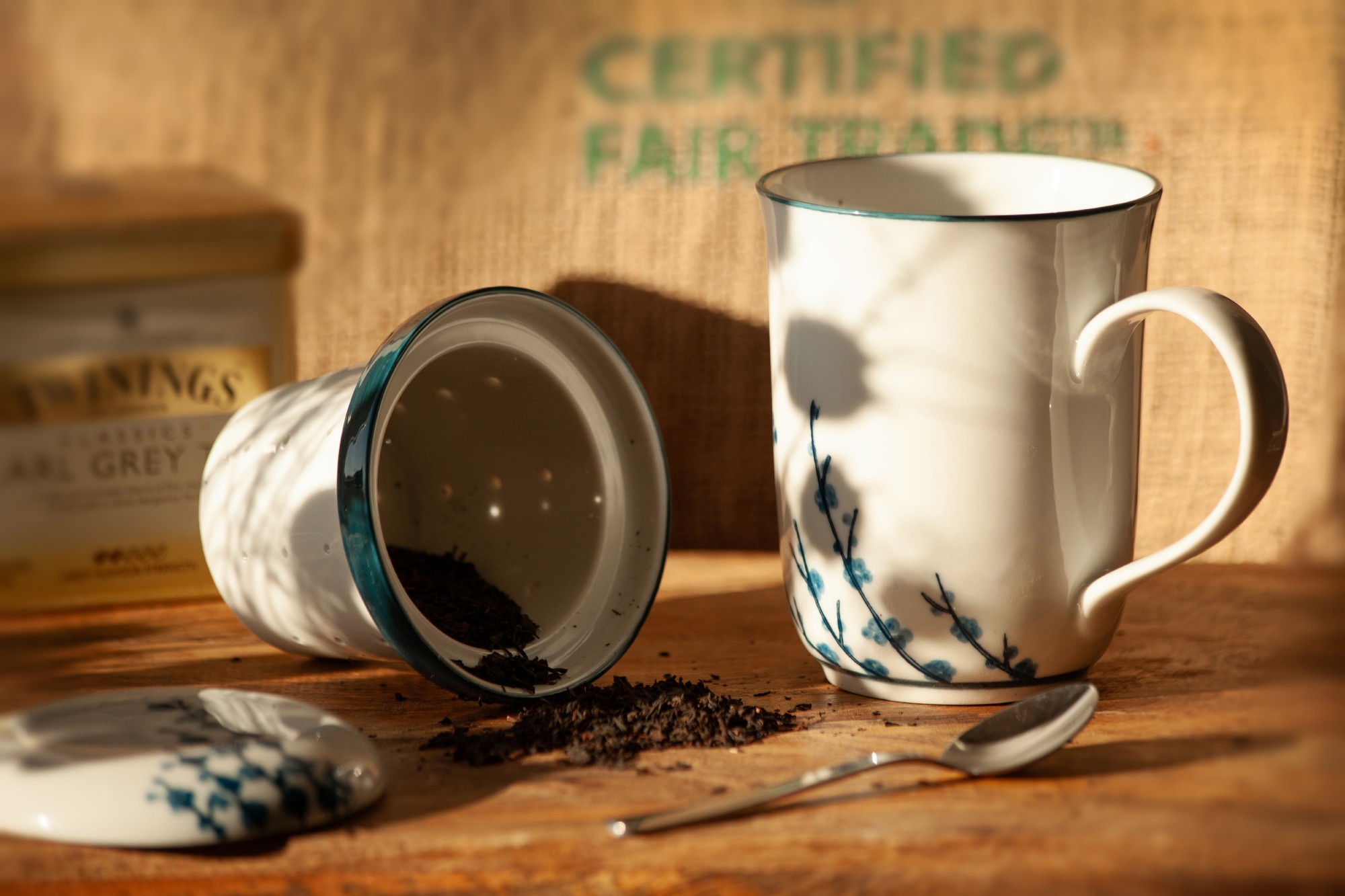 Teetasse 'Meadow' mit Teesieb, weiß/blau, H 13,5 cm, Ø 8,5 cm zu 12,80