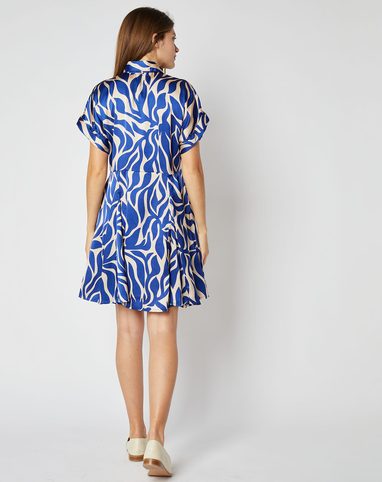 An'ge Robe courte Audrey effet satiné à motifs bleu/écru