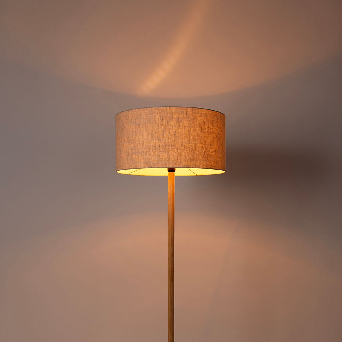 Landelijke vloerlamp hout met lichtbruine kap - Mels