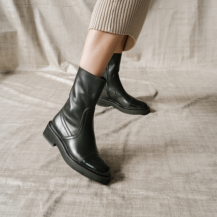 Bottines à empiecement et surpiqures  en cuir noir