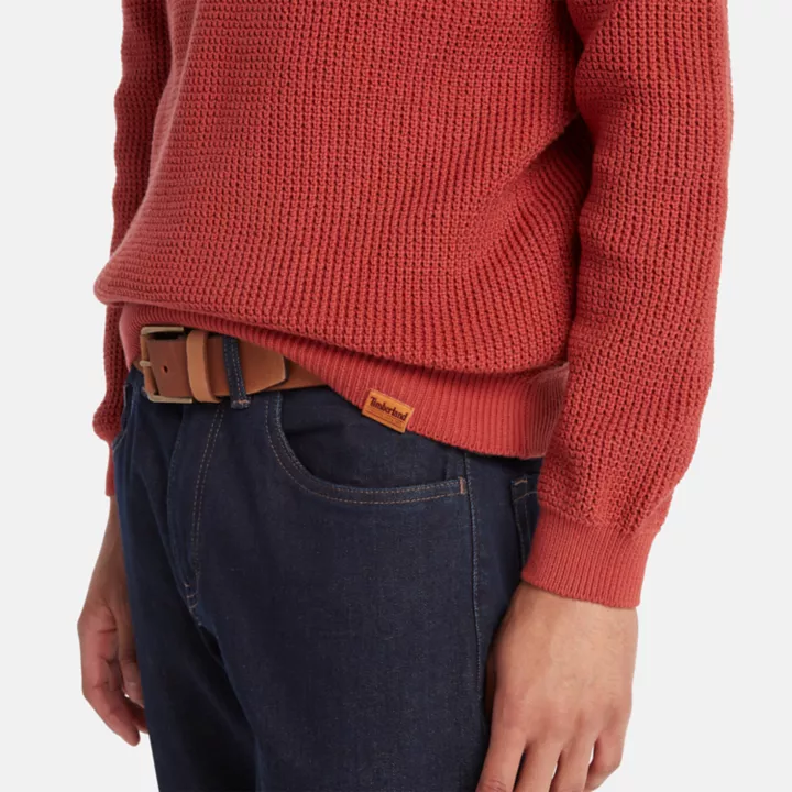 Suéter masculino de gola redonda com pregas na frente, na cor vermelha.