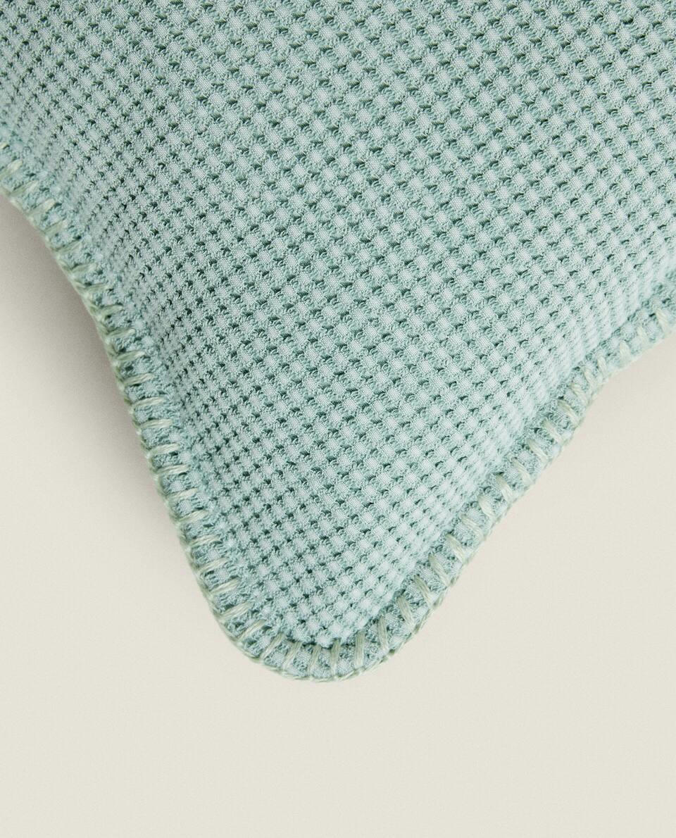 CAPA DE ALMOFADA COM TECIDO TEXTURIZADO EM MALHA WAFFLE