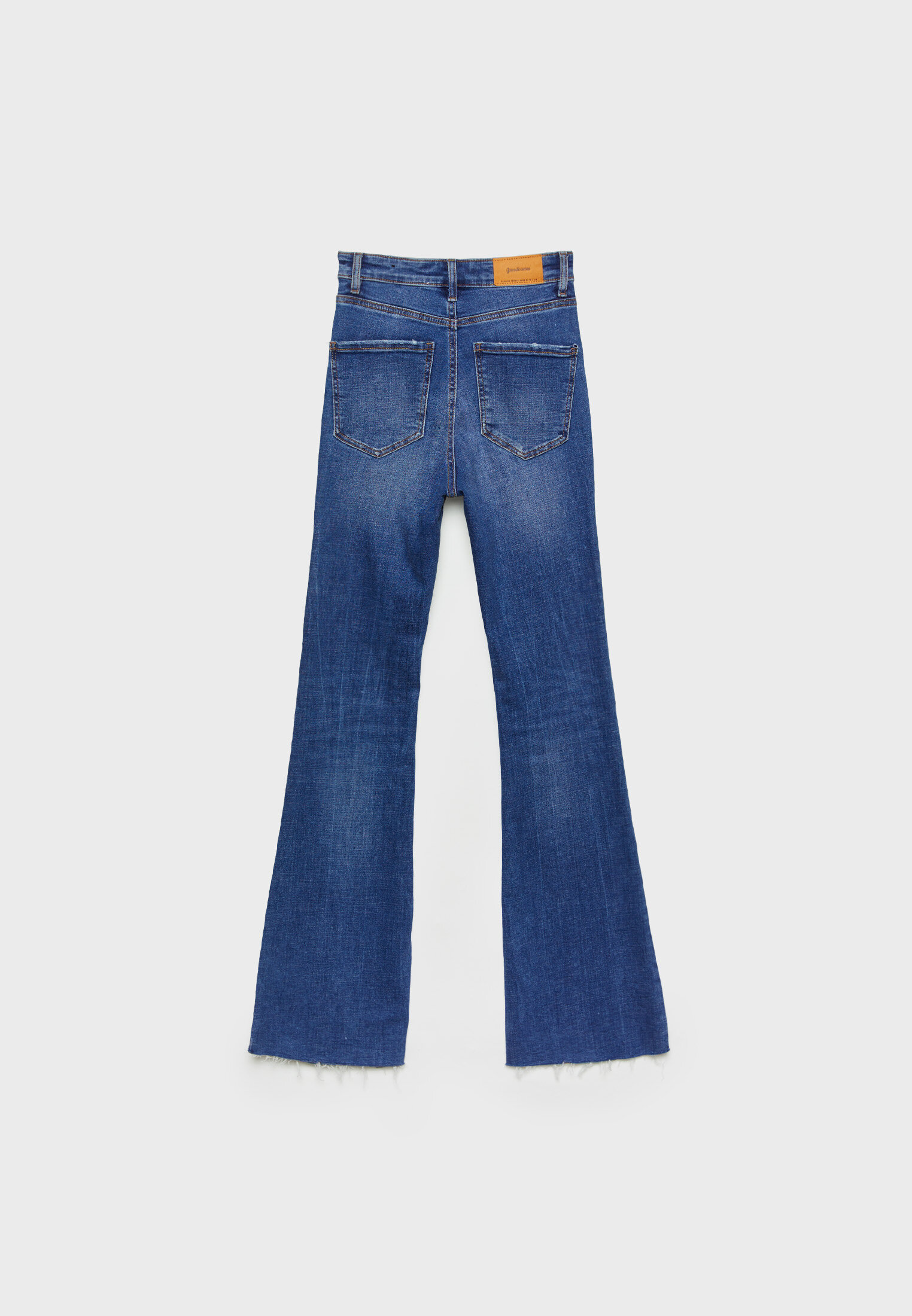 calça jeans flare com fenda