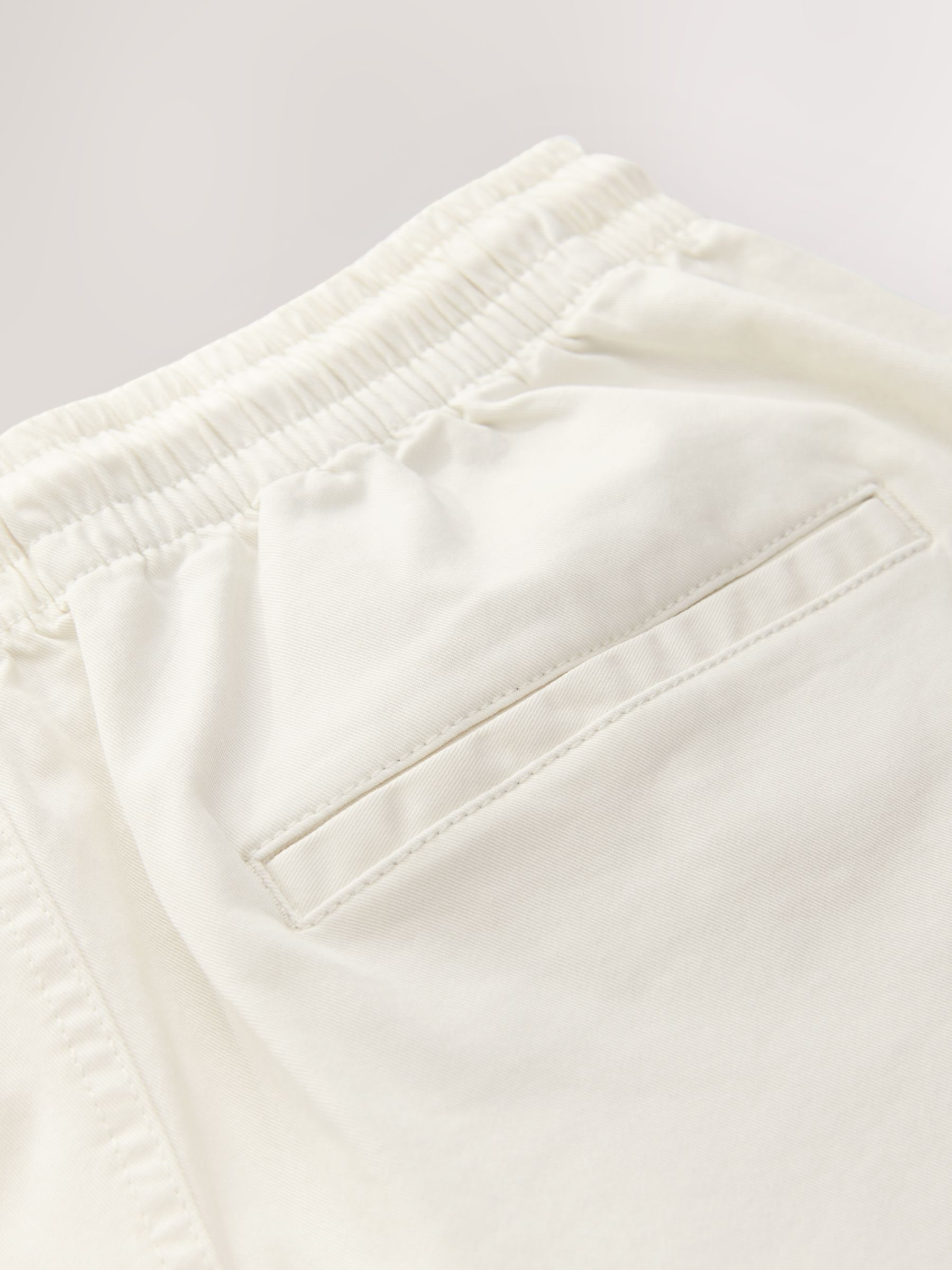 Ecru - Stretchy katoenen shorts met elastische tailleband