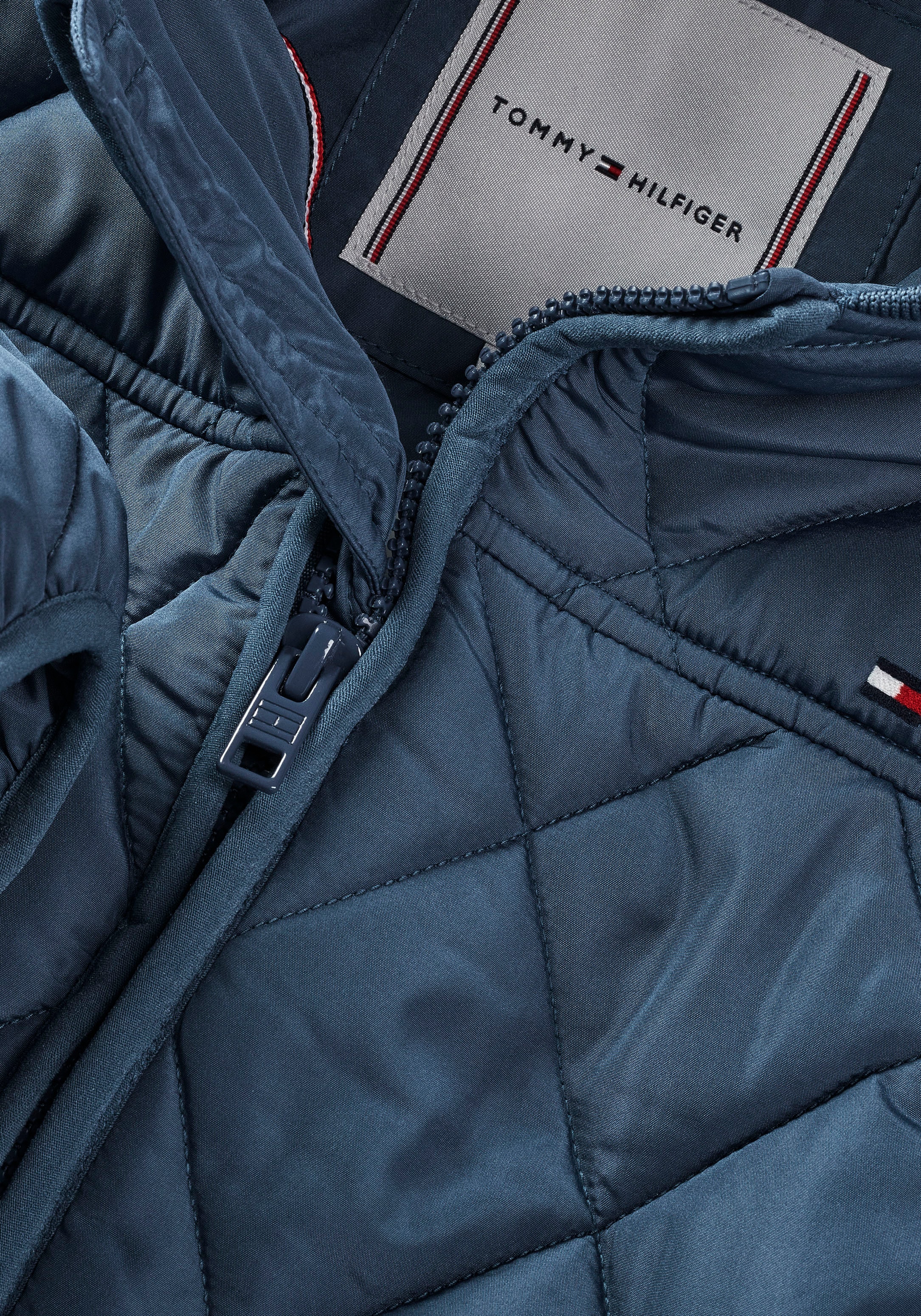 Tommy Hilfiger Outdoorjacke »LIGHT PADDED QUILTED JACKET« mit Kapuze Babys bis 2 Jahre mit Logostickerei