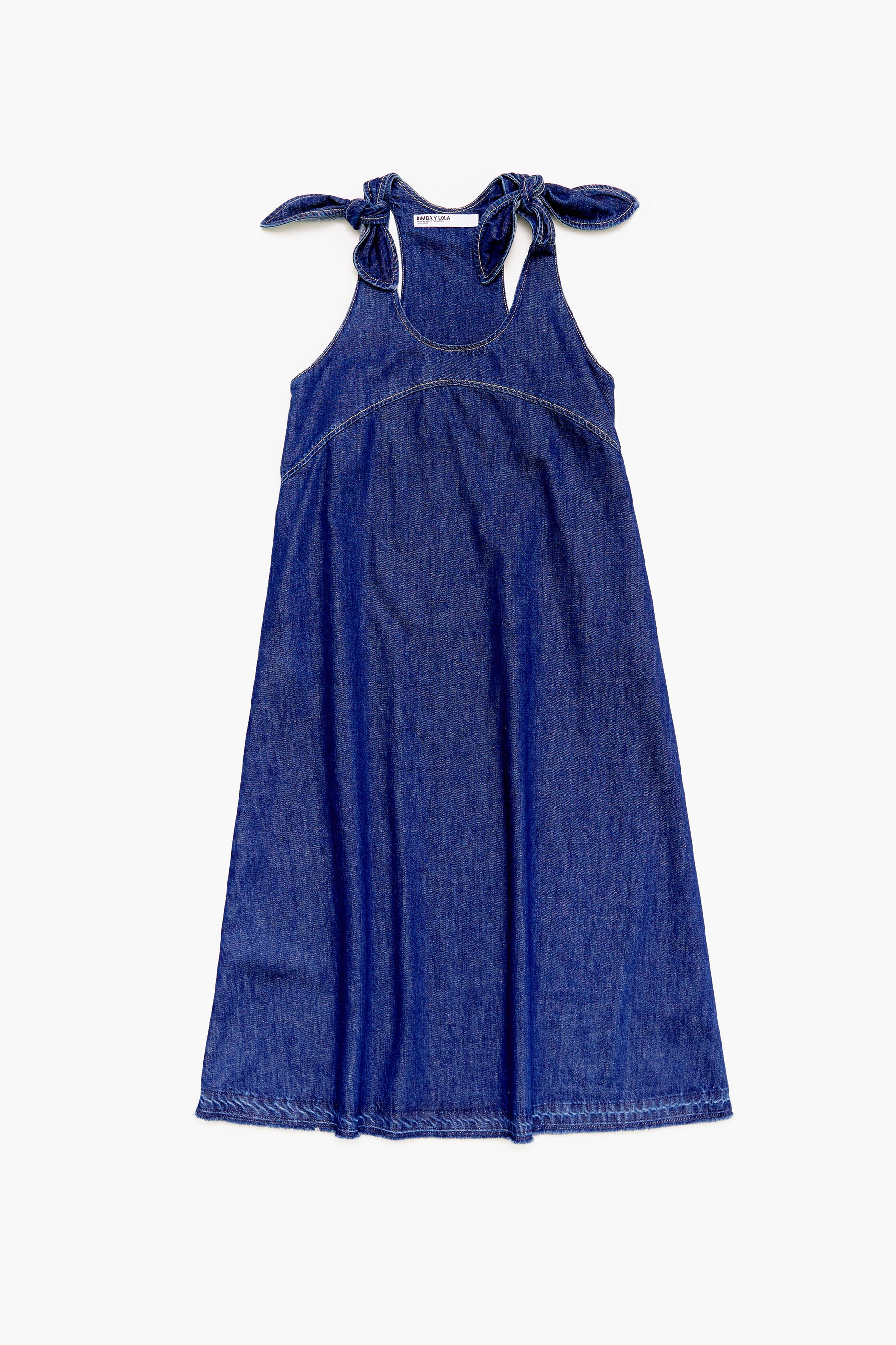 Vestido jeans azul escuro com modelagem evasê