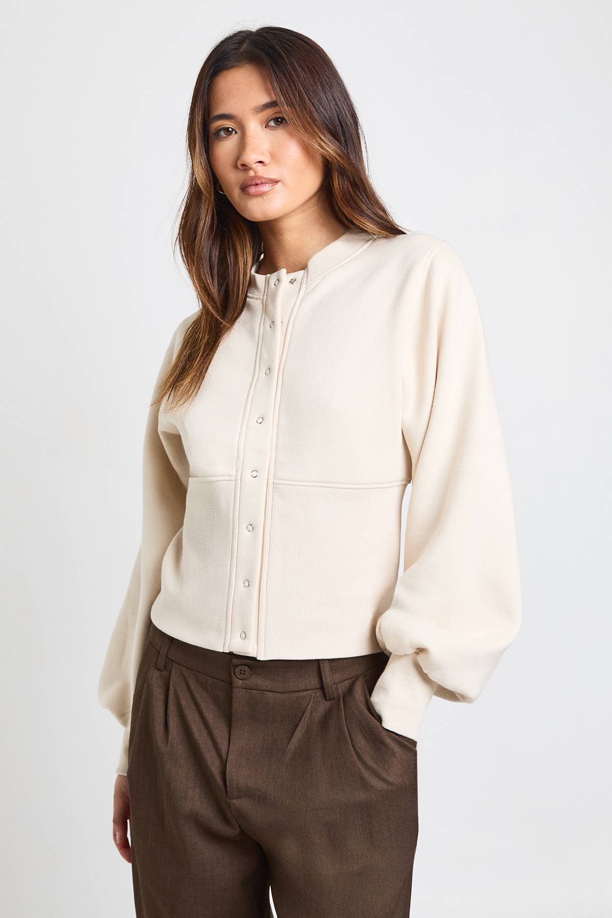 boohoo Sweat-shirt à Manches Bouffantes Taille Cintrée avec Boutons-Pression