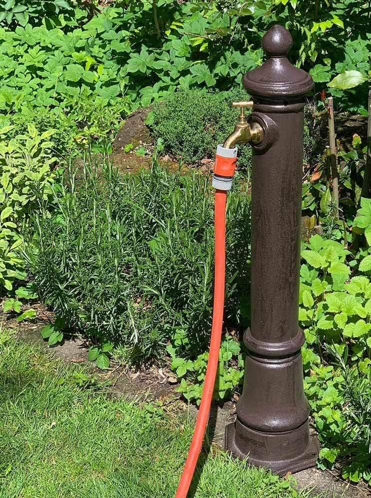 Wasserzapfsäule Wasserzapfstelle für Garten Standbrunnen mit Wasserhahn Antik-Stil Braun 80cm