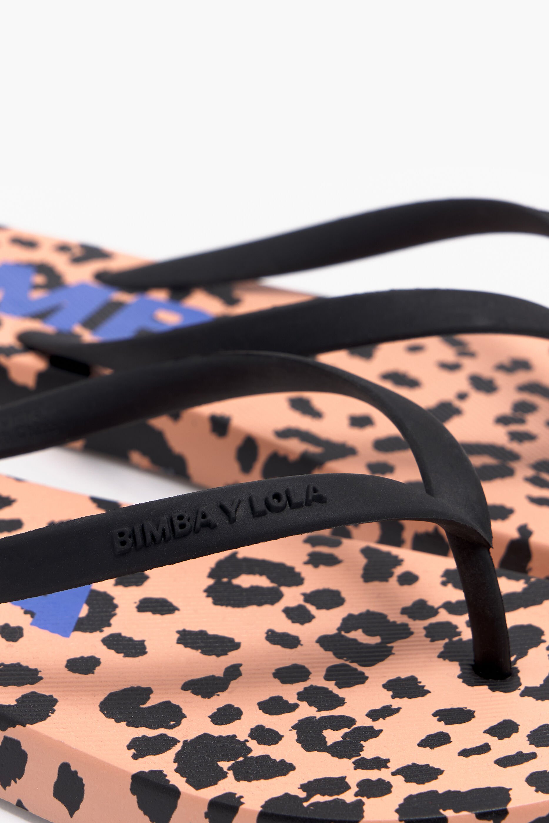 Chinelo de dedo com estampa de leopardo laranja