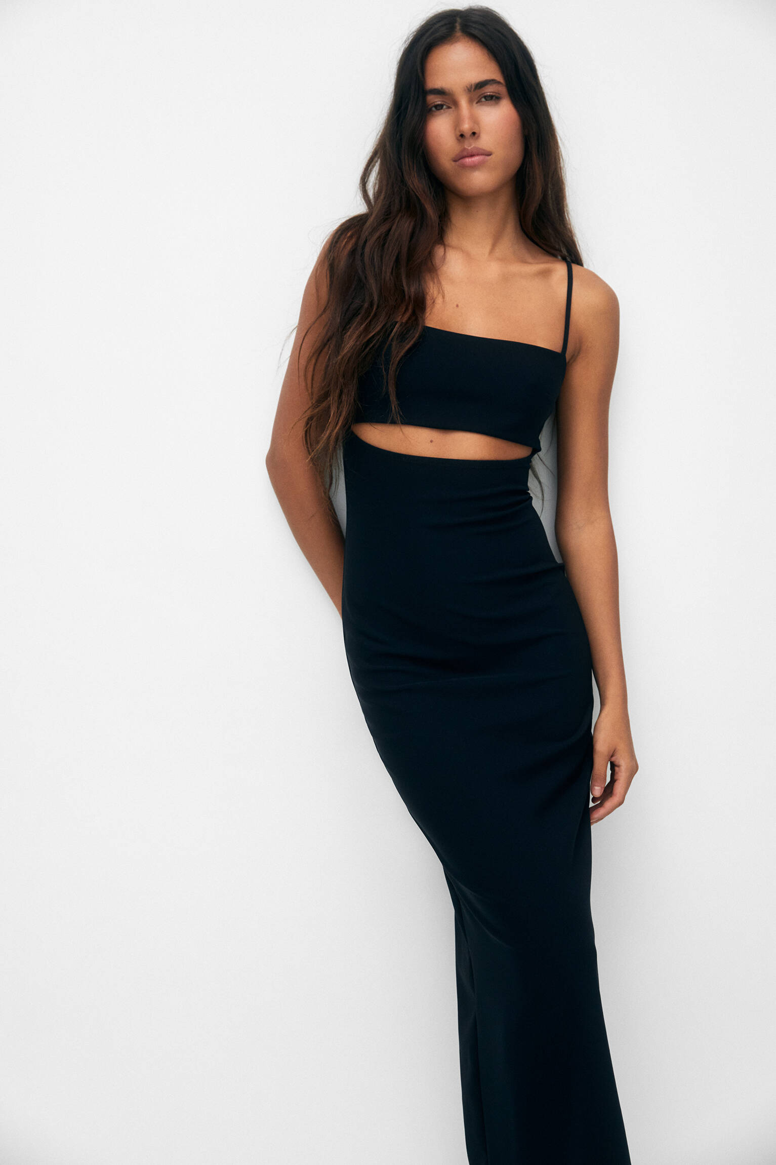 VESTIDO COM RECORTES E ALÇAS FINAS - PRETO