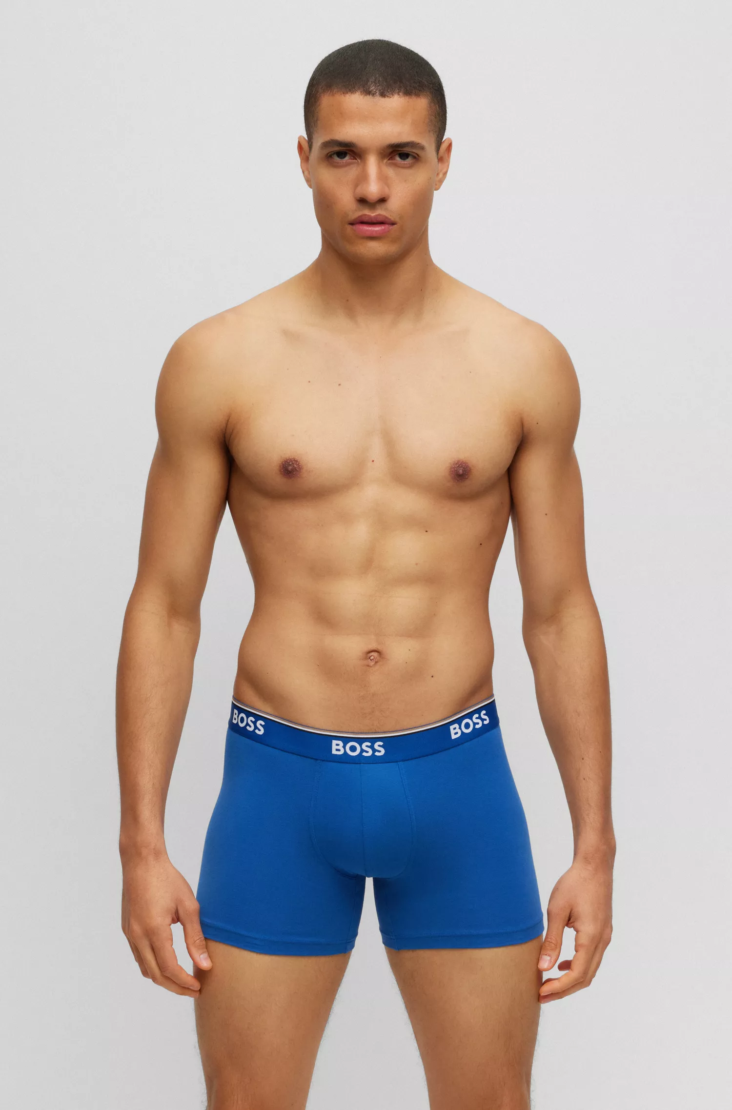 BOSS - Pacote com três cuecas boxer pretas de algodão elástico com logotipos.