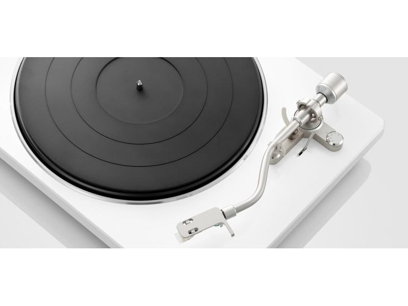 Denon Plattenspieler DP-400 Weiss Hi-Fi Plattenspieler mit automatischer Geschwindigkeitsregelung für präzise Klangreproduktion