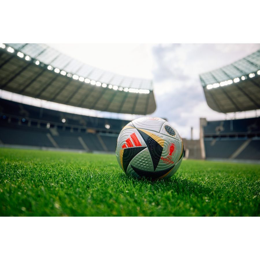 adidas Ballon FUSSBALLLIEBE Pro EURO 2024 Finale Ballon de Match - Argenté/Doré/Noir
