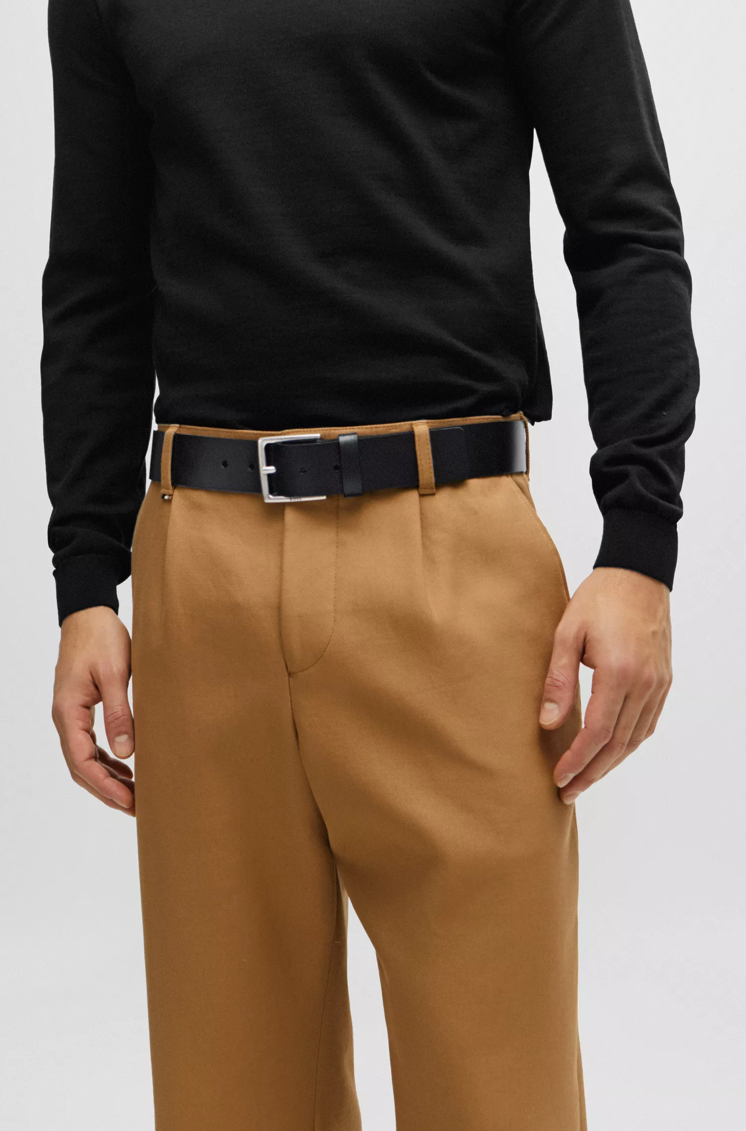 Cinto BOSS em couro italiano preto com detalhes em metal com efeito envelhecido.