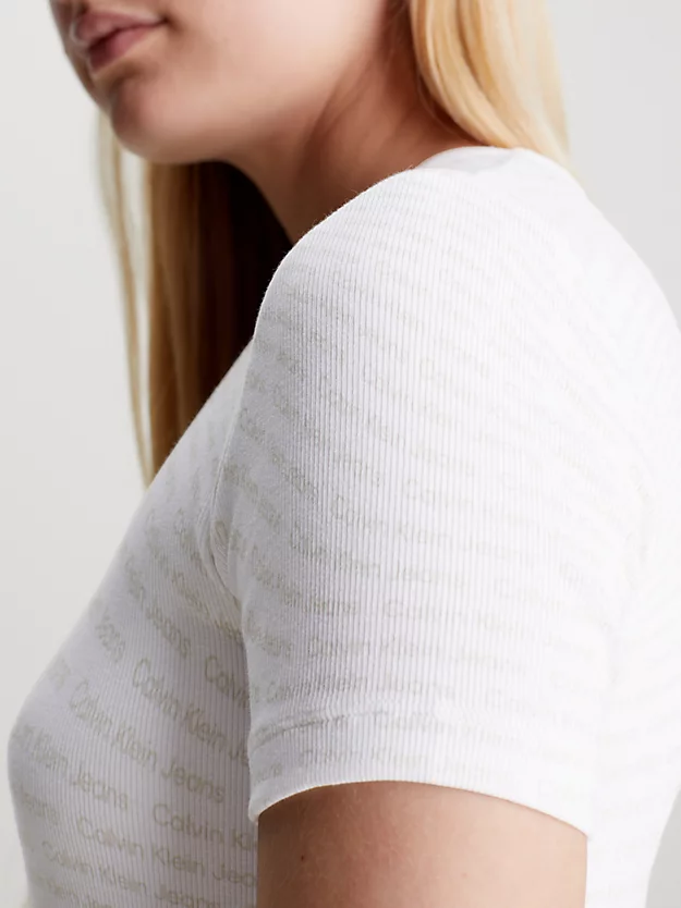 Vestido justo com textura canelada e estampa do logotipo por toda a peça.