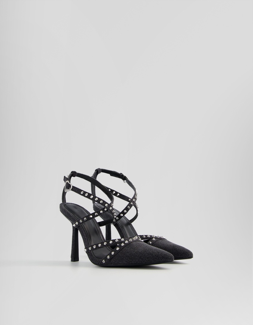 Sapatos de salto alto em jeans com tachas