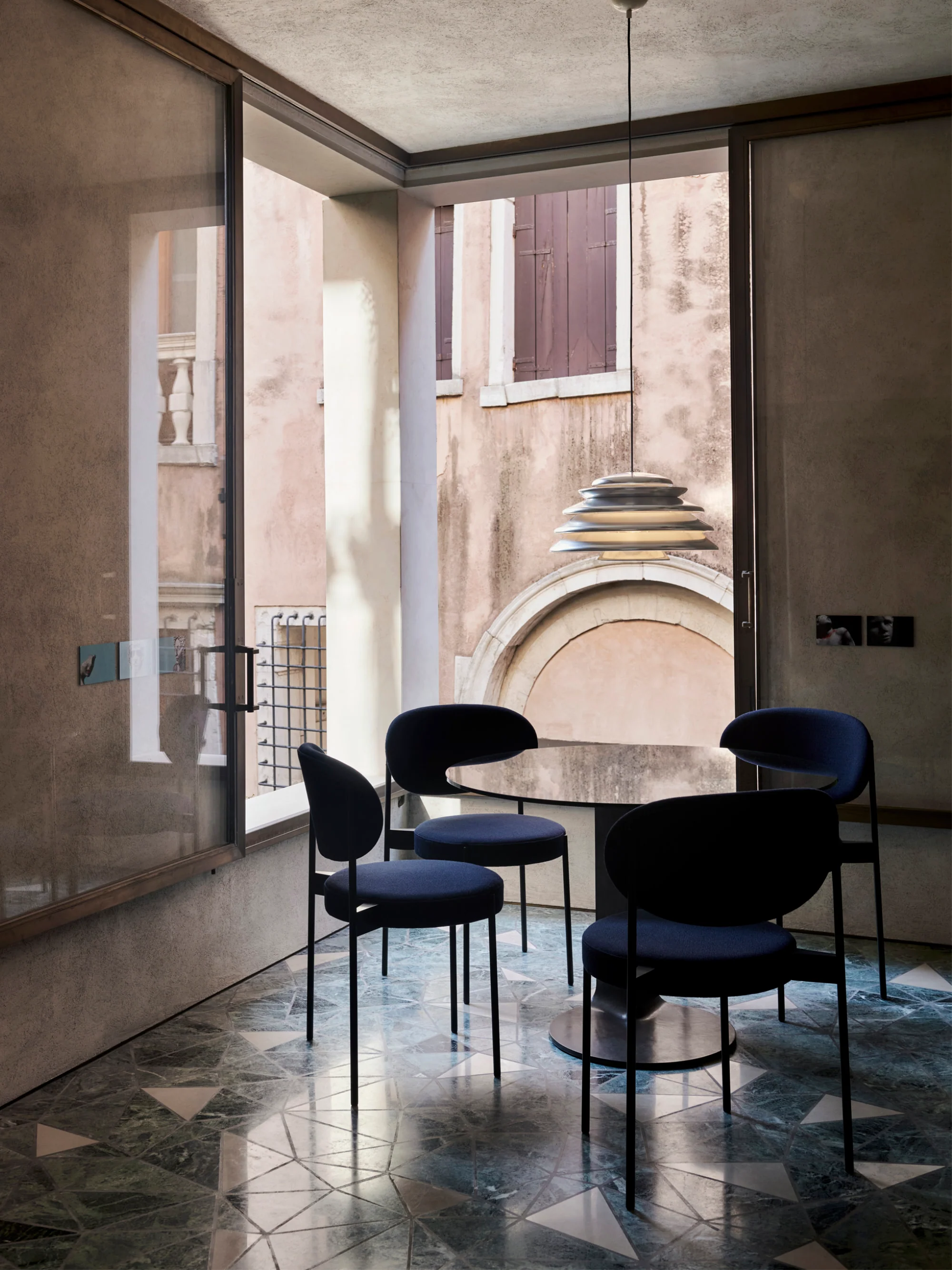 Fluwelen stoel Series 430, design Verner Panton