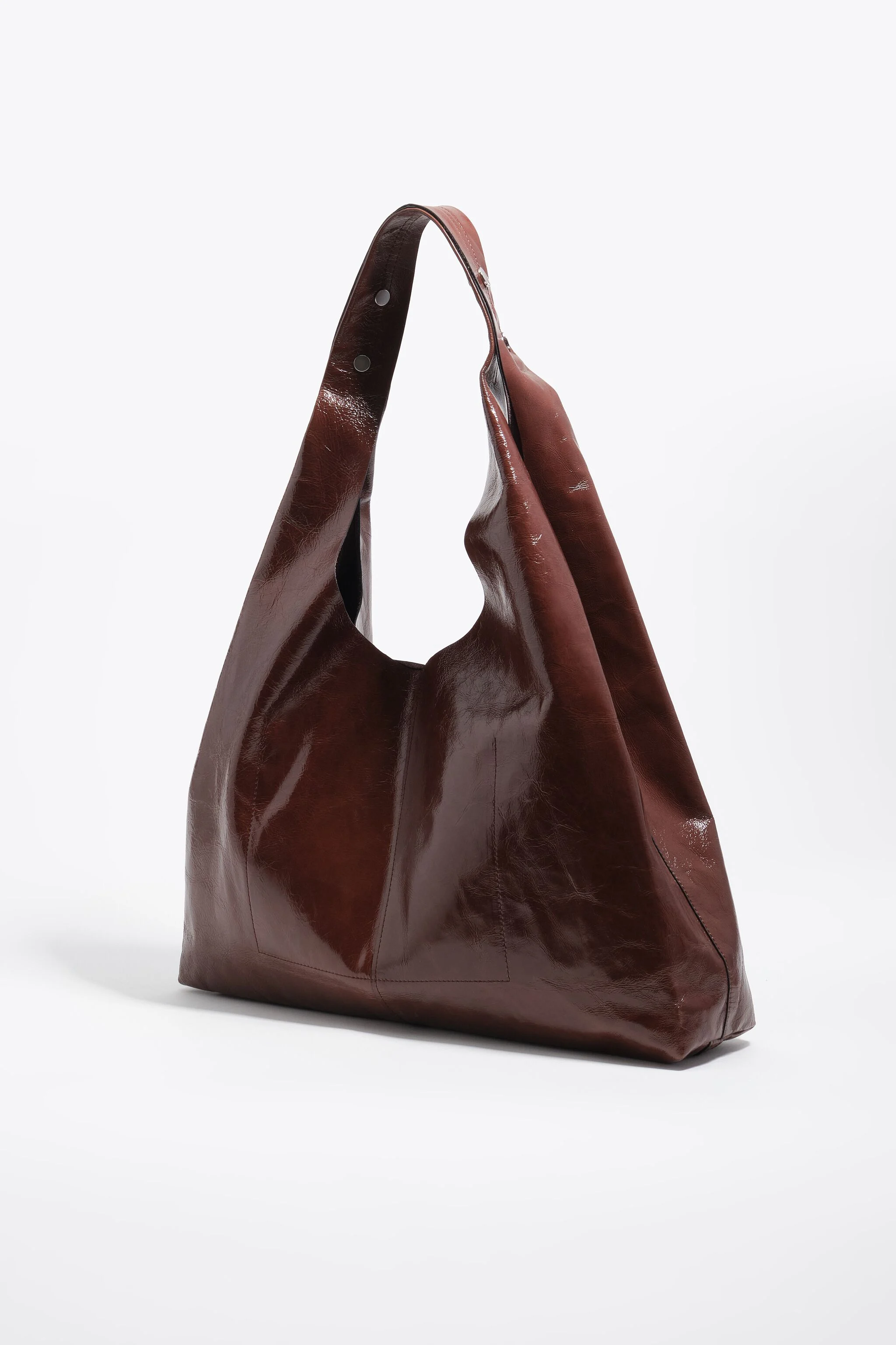 Biquíni maxi em couro brilhante cor mocha com bolsa de papel