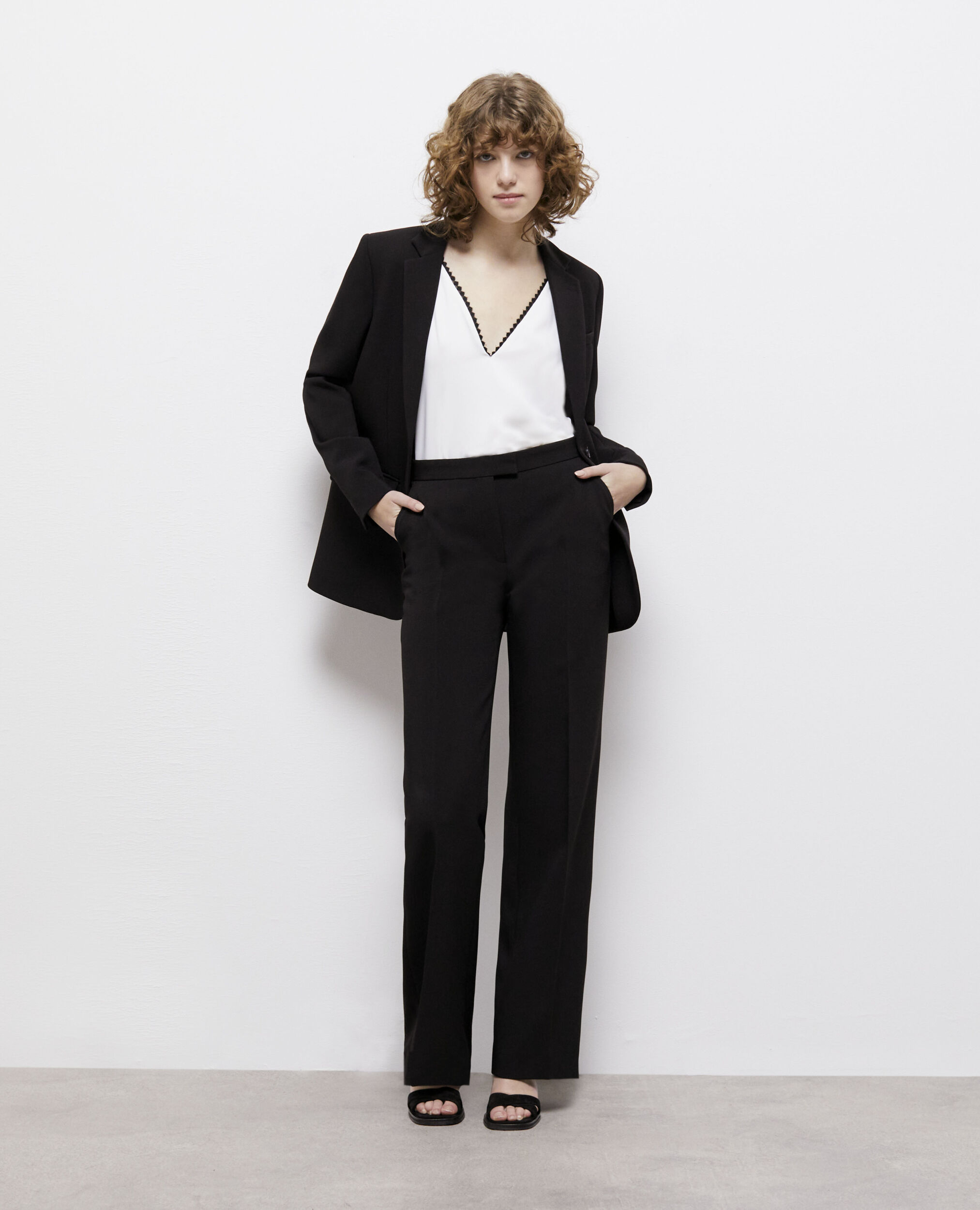 Pantalon tailleur noir en crêpe