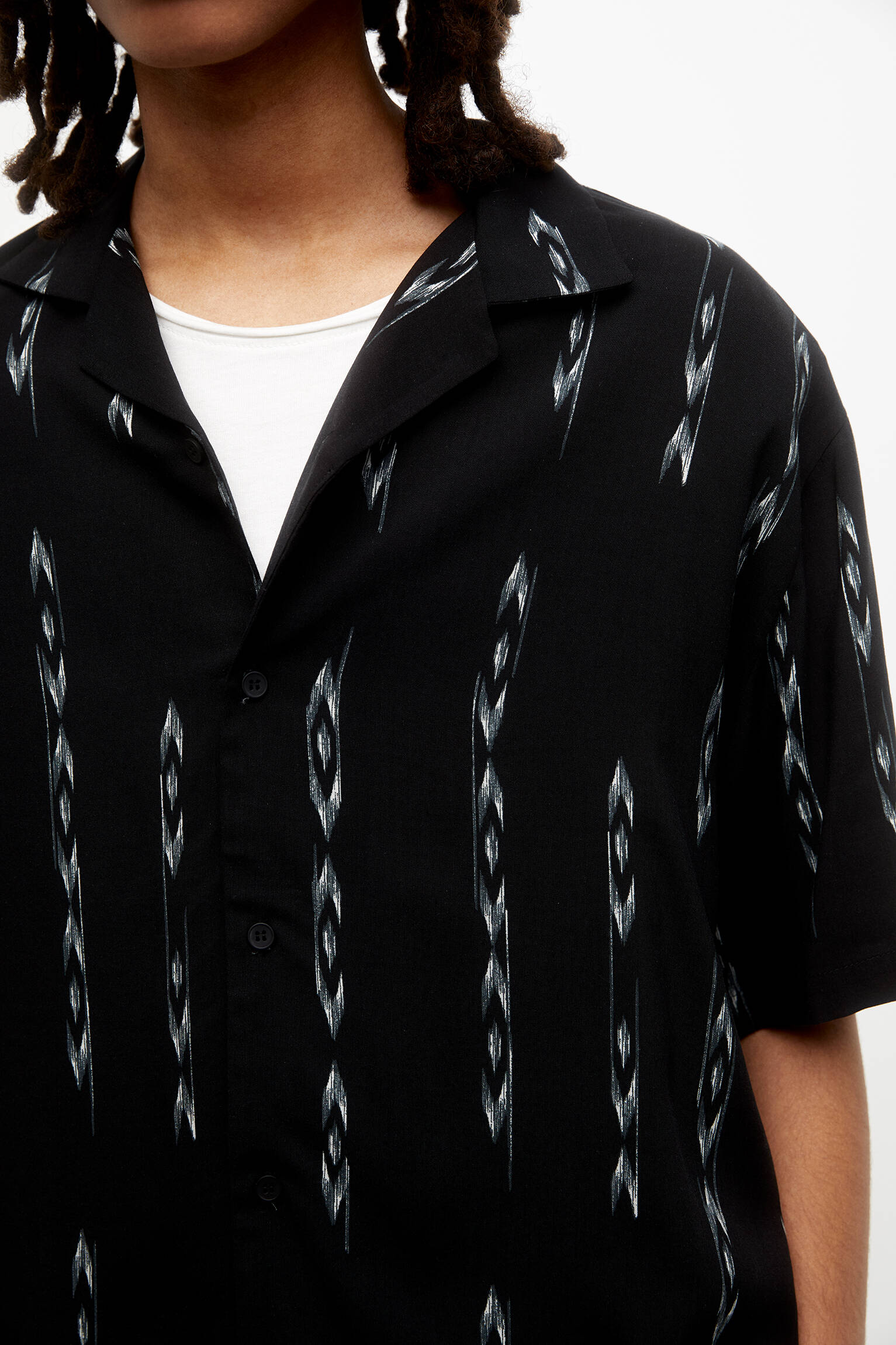 CAMISA ESTAMPADA DE MANGA CURTA - PRETA