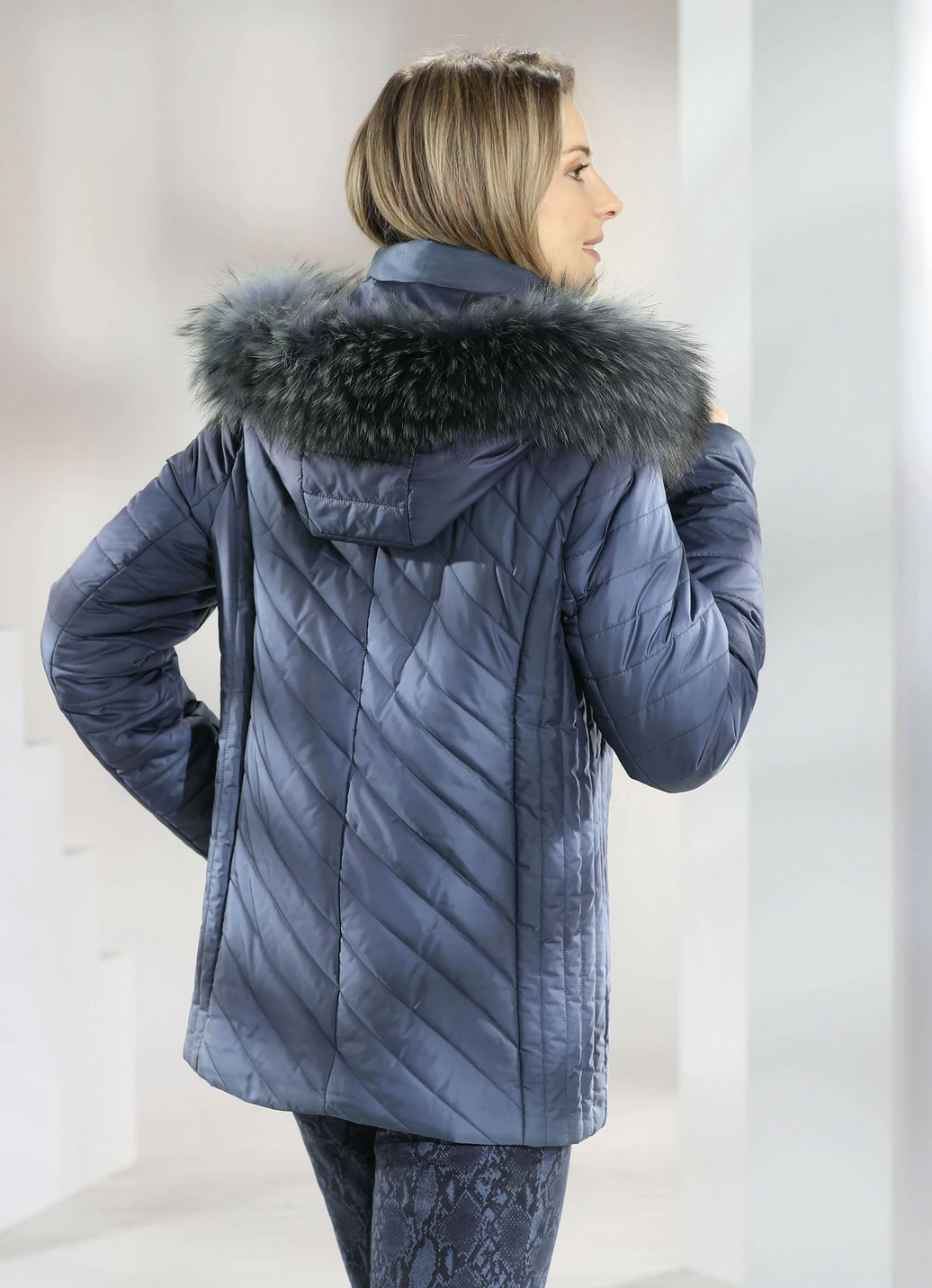 Jacke mit abnehmbarer Kapuze