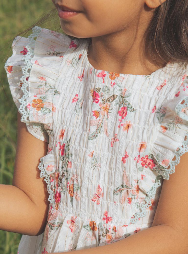 Robe écrue à volants et fleurs