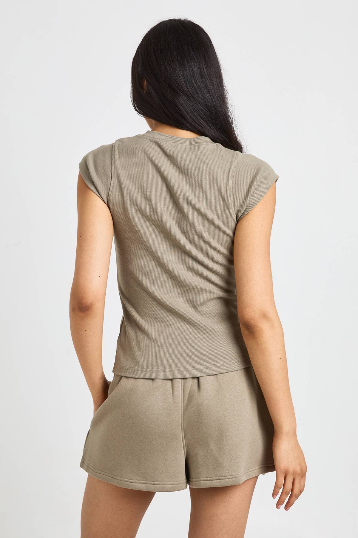 boohoo Ensemble Survêtement Côtelé Tall Avec Haut À Manches Courtes Boutonné Et Short
