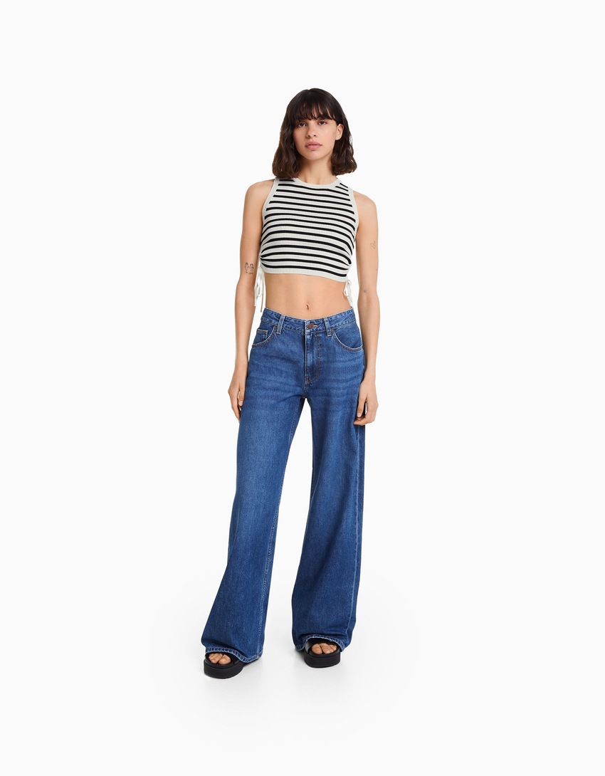 Blusa de malha sem mangas com franzidos e amarrações.
