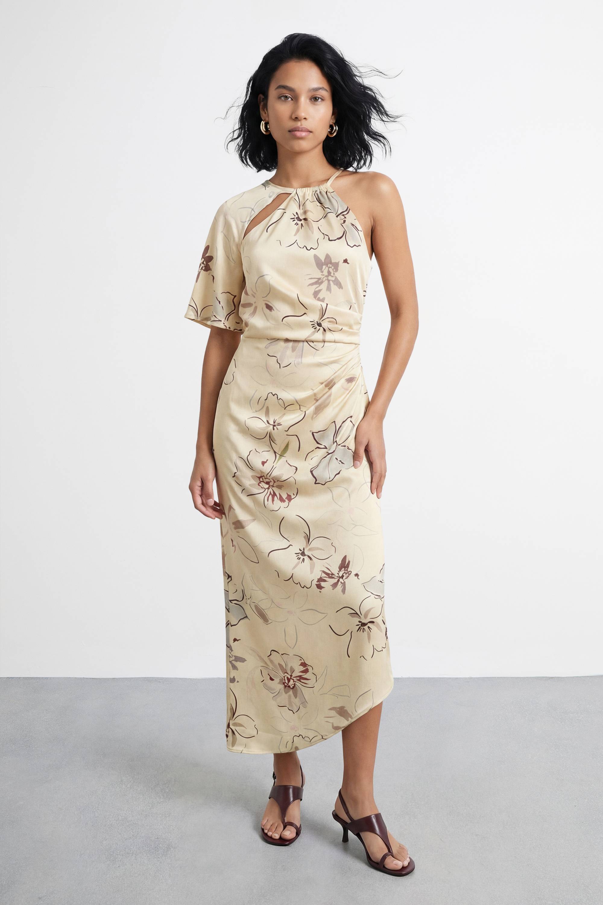 Warehouse Robe Longue Asymétrique À Imprimé Floral Avec Manche Unique Et Découpe Goutte D'eau