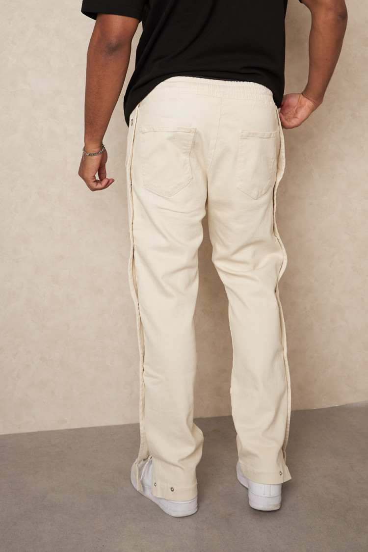 Jean beige à empiècement boutons sur les côtés