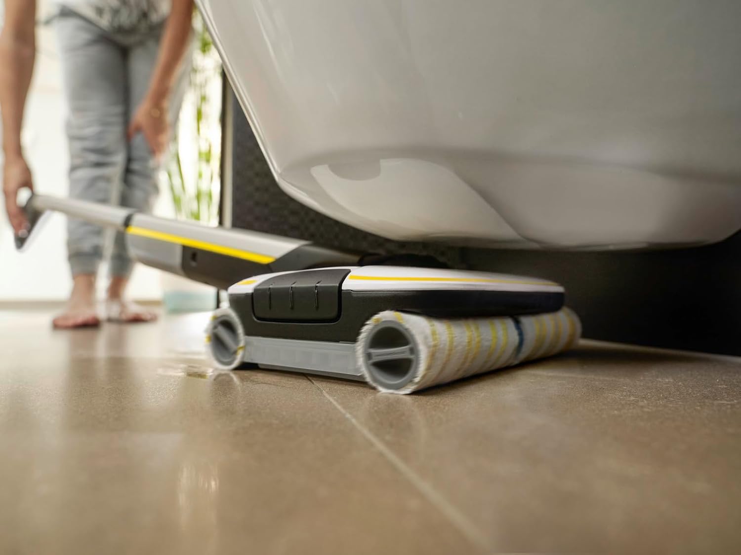 Kärcher Hartbodenreiniger FC 7 Cordless - elektrischer und kabelloser Bodenwischer für 135 qm - müheloses Reinigen bei nur 71 dB in einem Arbeitsgang, Weiß