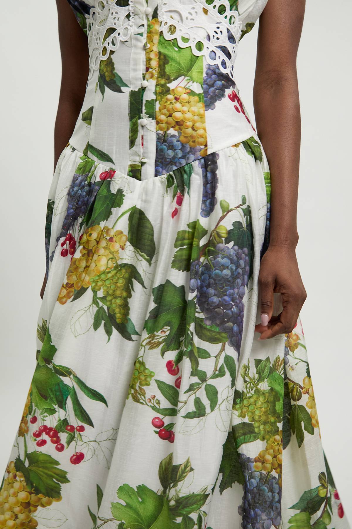 KarenMillen Robe Longue Évasée Tissée À Manches Courtes Avec Détail De Galon Et Imprimé De Fruits