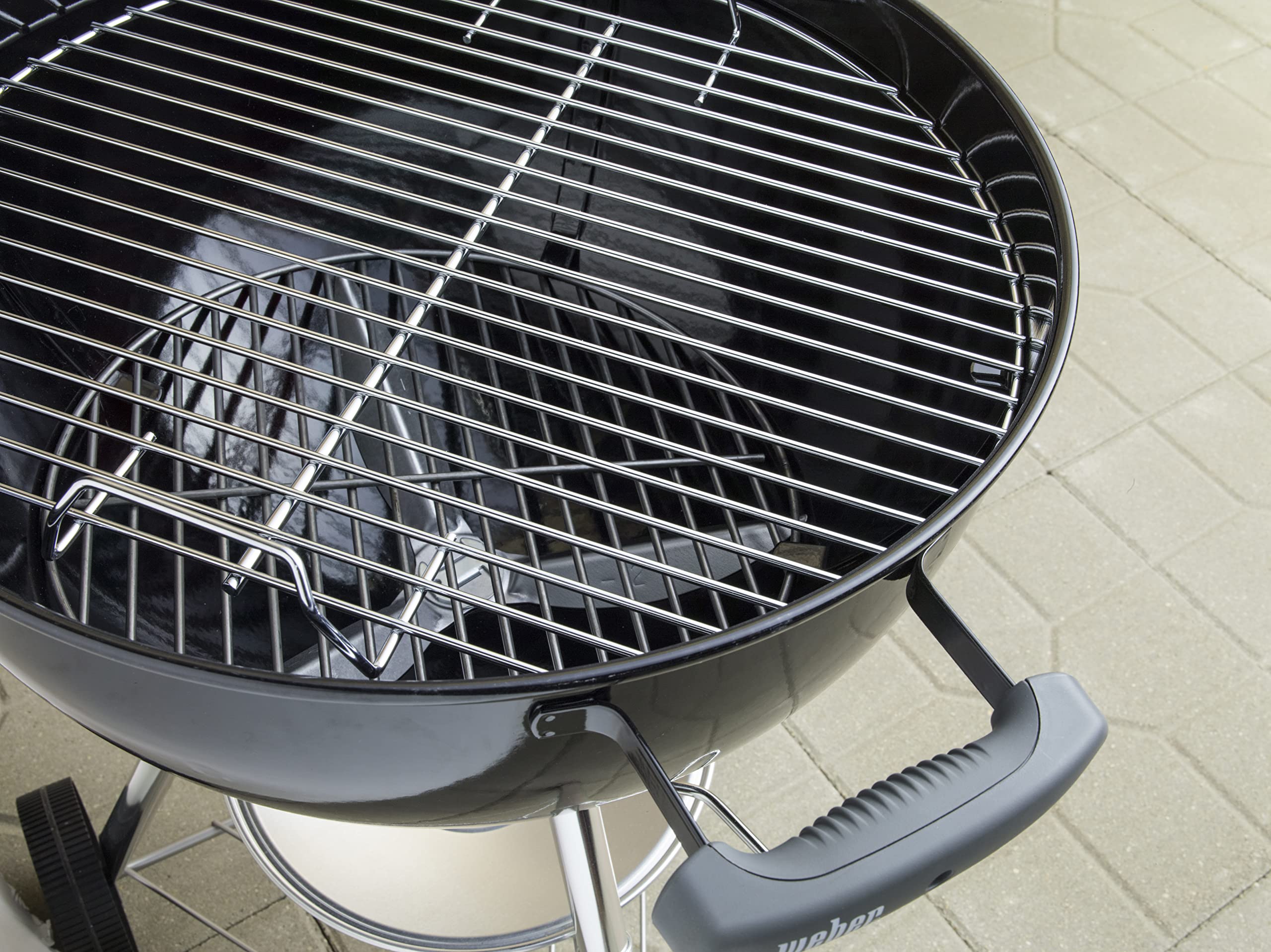 Weber Classic Kettle barbecue au charbon de bois, surface de cuisson Ø 57cm, barbecue avec couvercle et cuve en acier emaillé, thermomètre intégré au couvercle, trépied et roues – Noir (1341504)