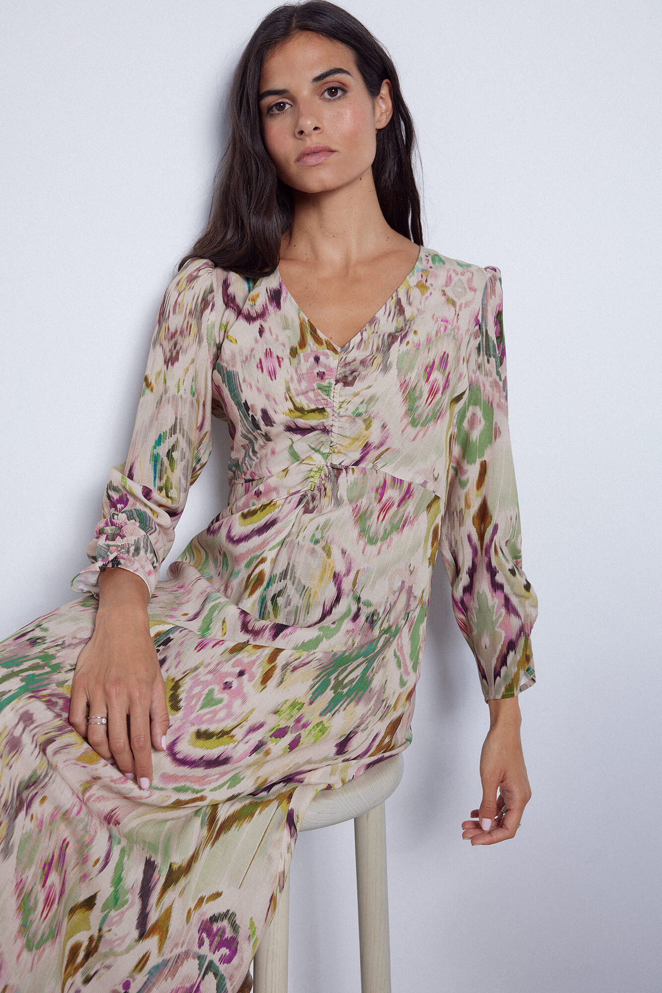 Vestido estampado com decote em V