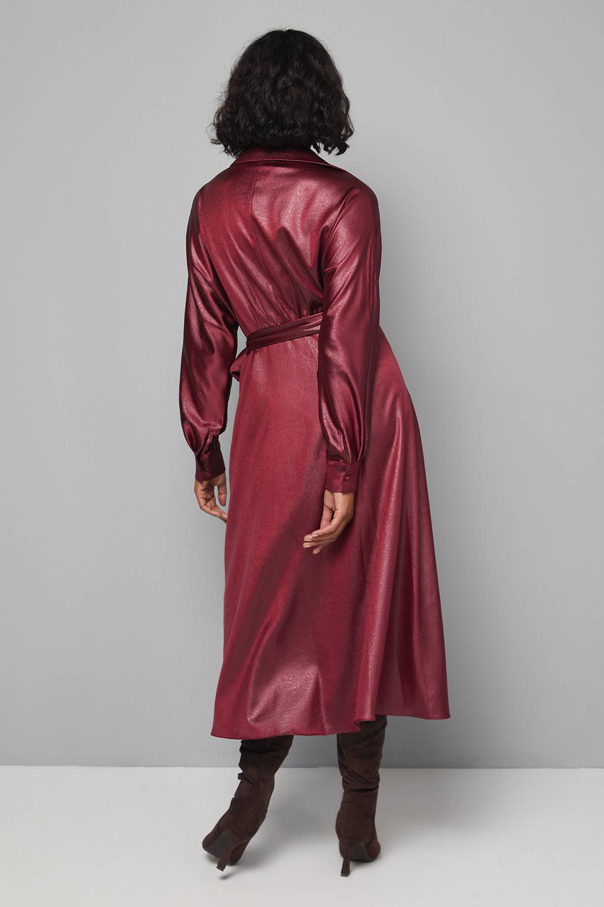 Wallis Robe Midi Portefeuille en Satin Texturé