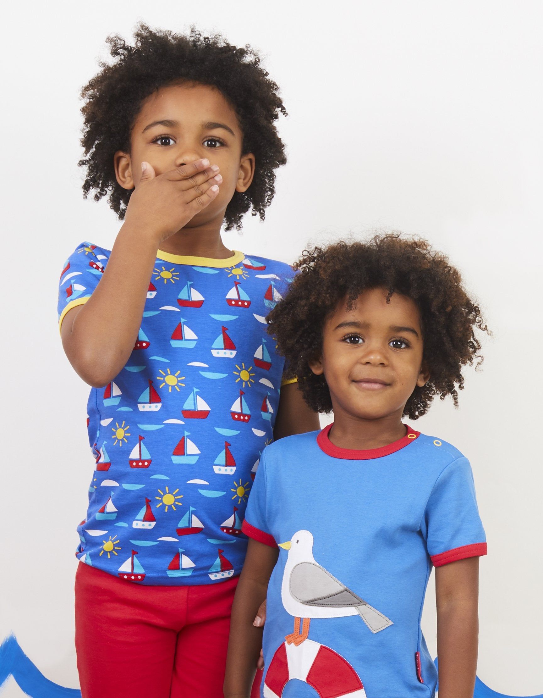 Toby Tiger T-Shirt mit Segelboot Print