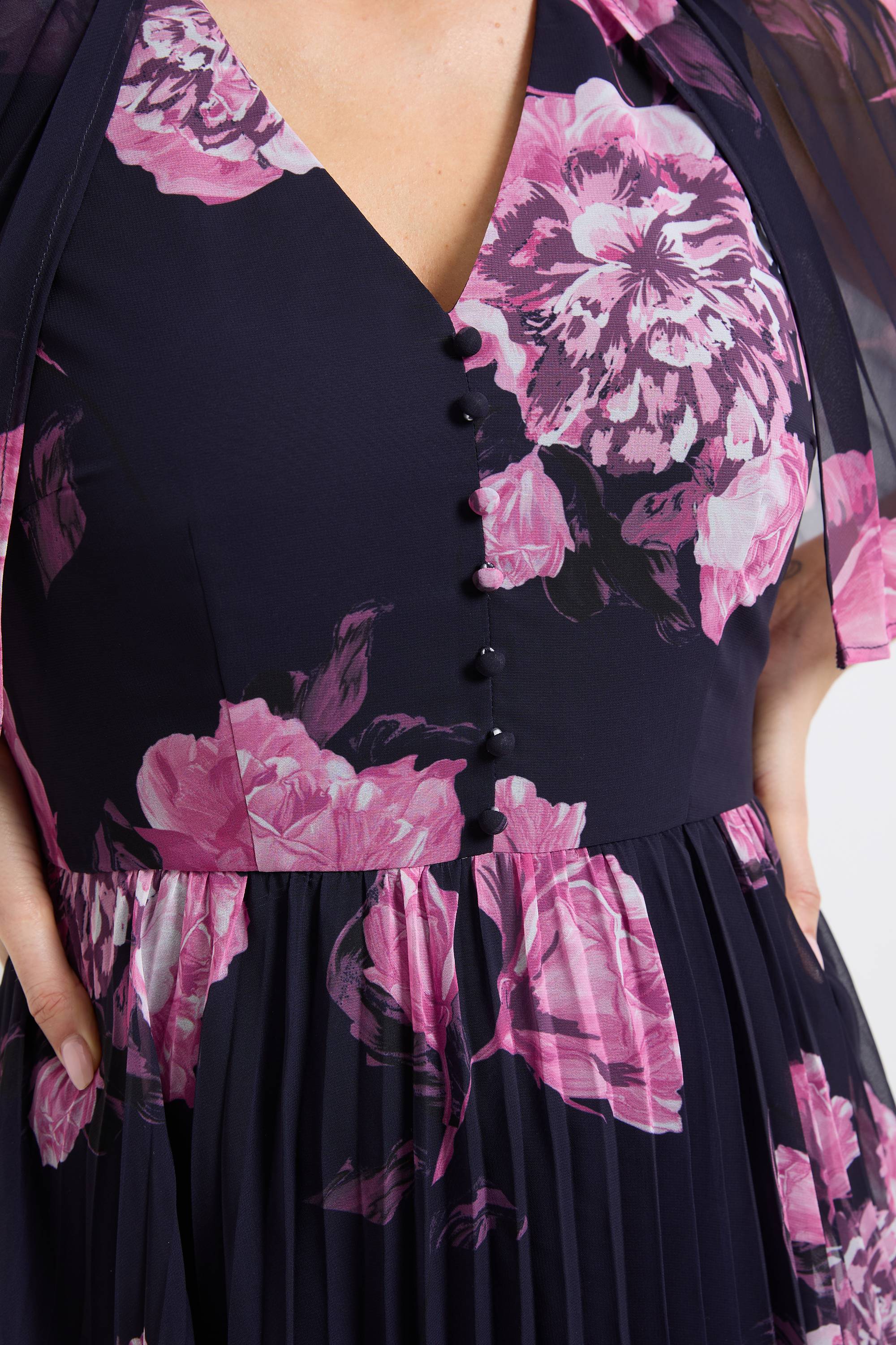 Wallis Robe Midi Florale Plissée À Manches Cape