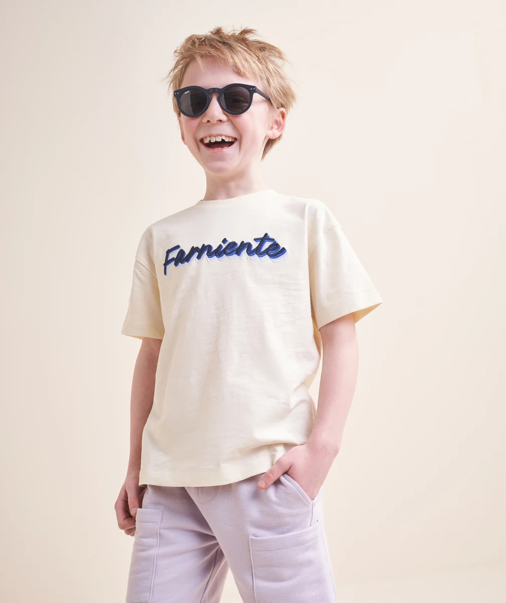 t-shirt manches courtes garçon en coton bio jaune avec message brodé