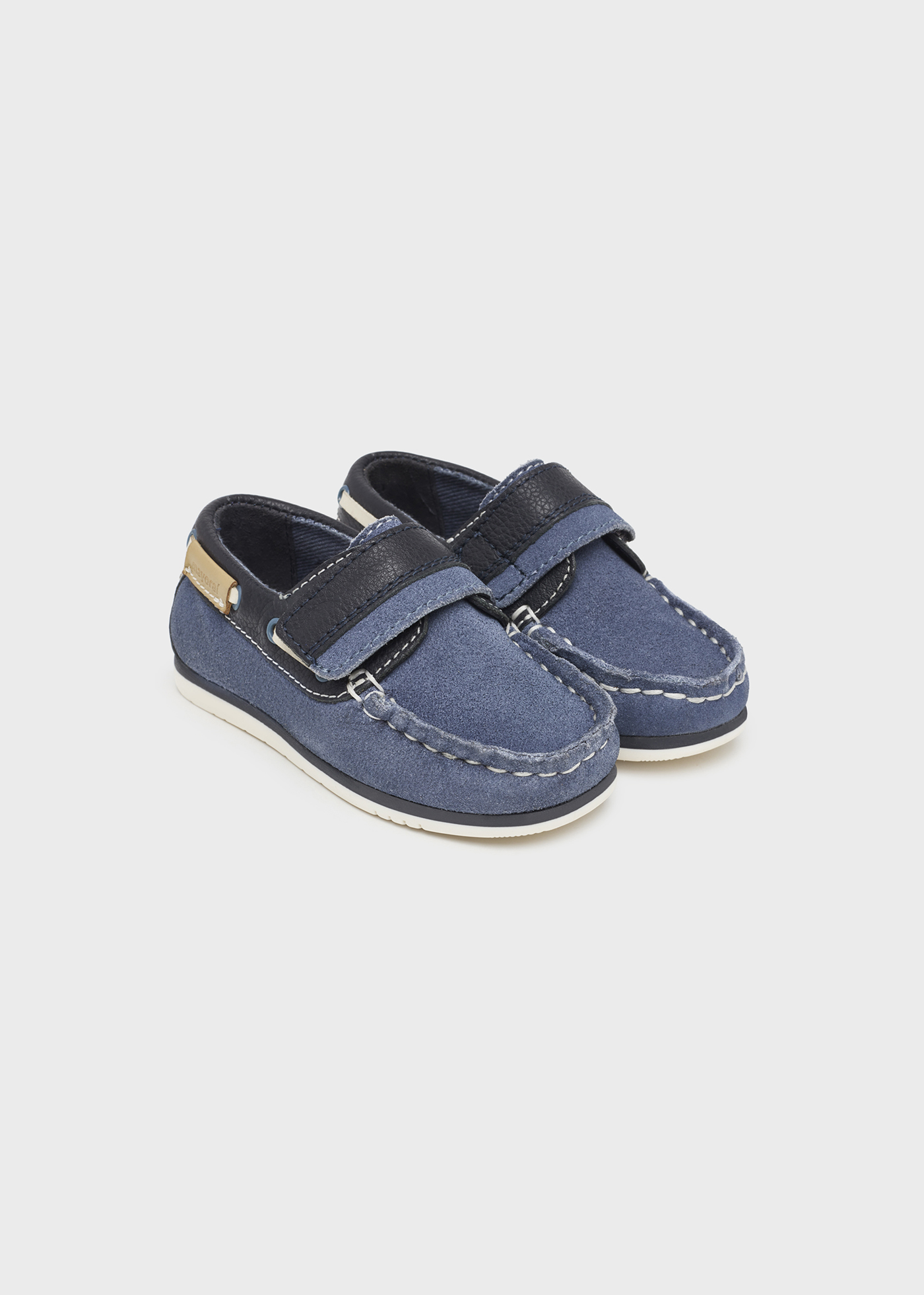 Sapato náutico de couro com cordão decorativo para meninos