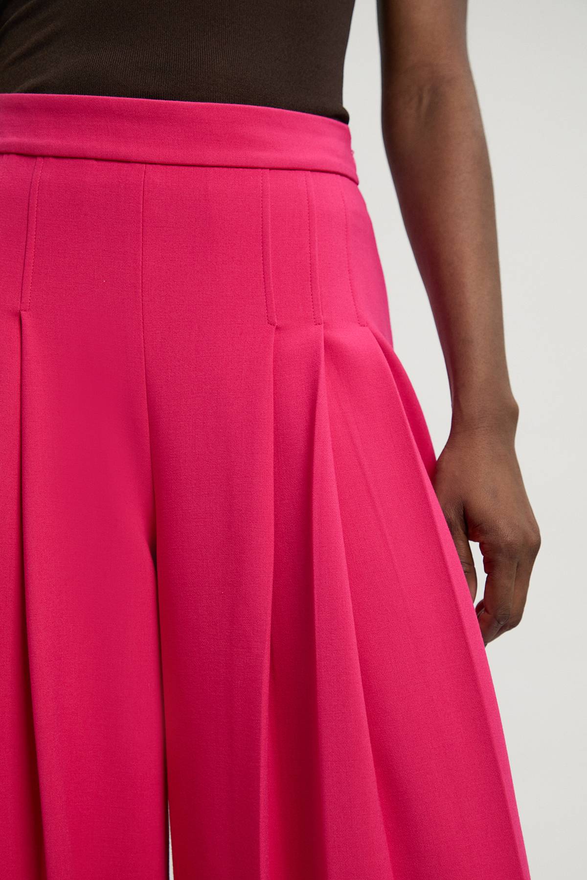 KarenMillen Pantalon Large Plissé En Crêpe Structuré Ajusté