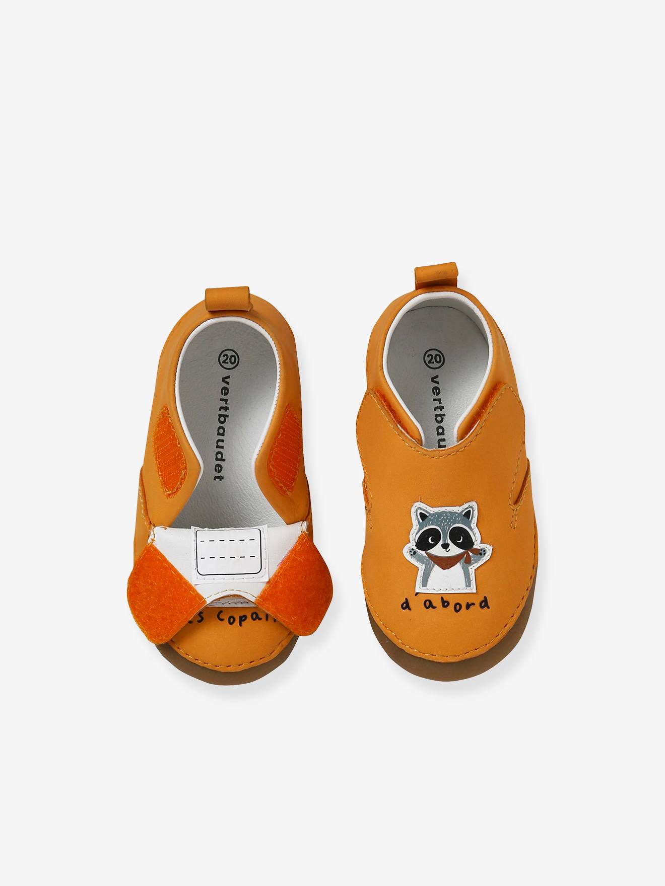 Pantufas amarelas para bebê, feitas de couro flexível com fecho de velcro.