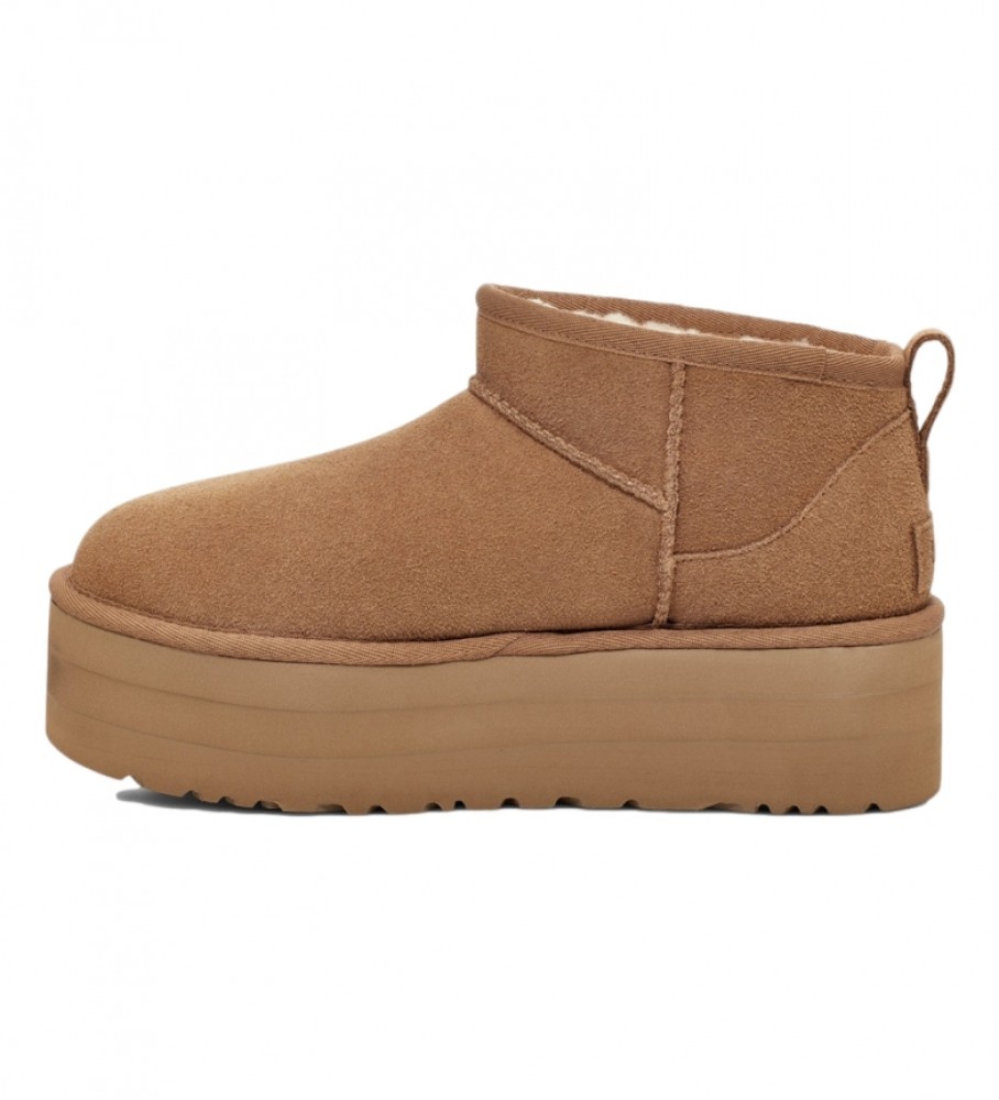 Botas de cano curto UGG em couro marrom, modelo Classic Ultra Mini Platform - Altura da plataforma: 5 cm -