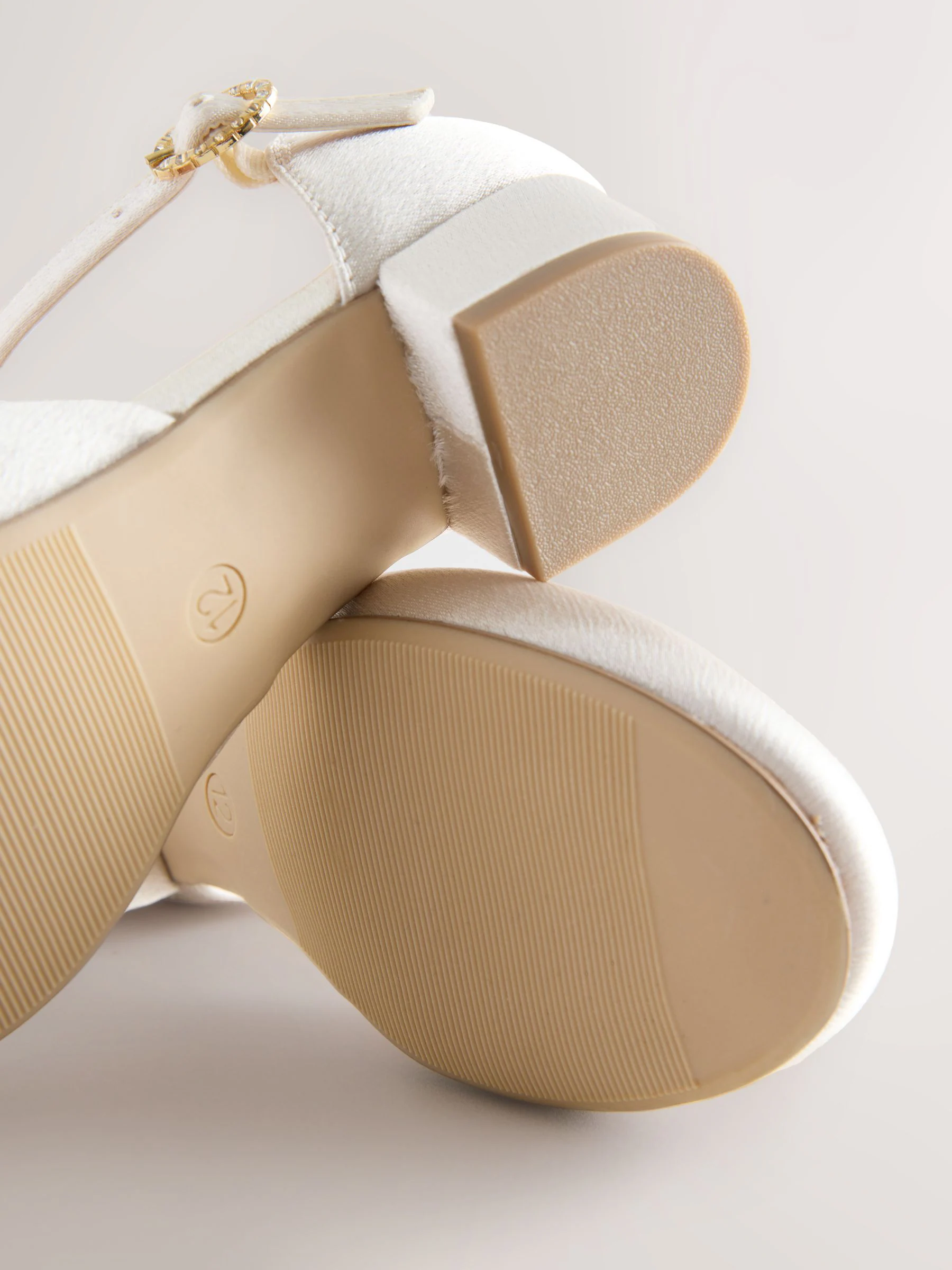 Ivory Stain Resistant Satin - Gelegenheidsschoenen met enkelbandje en lage hak
