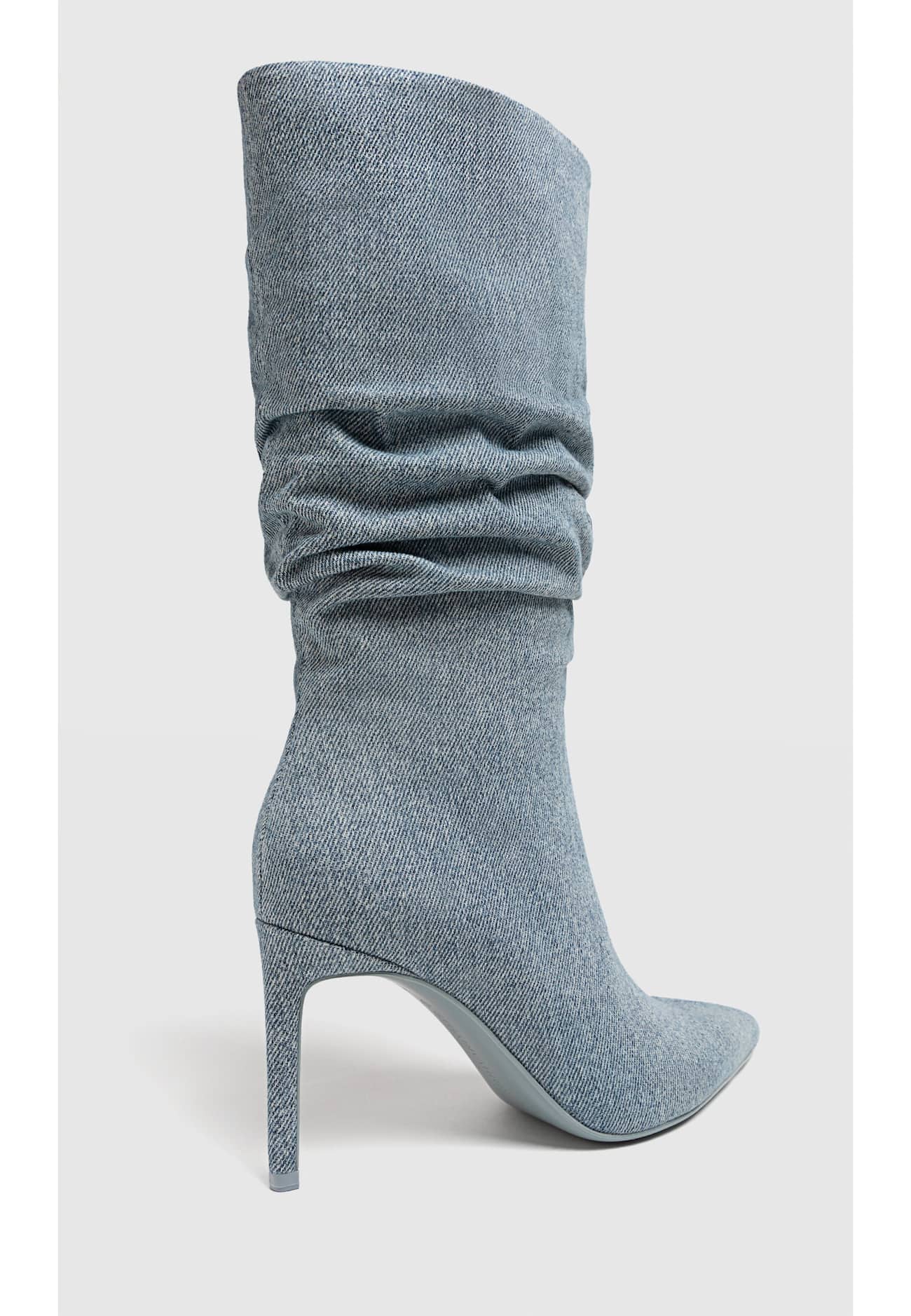 Botas de salto alto em jeans folgadas