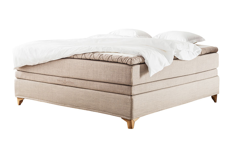 Majestic Crown kontinentalseng Tekstil 030/031 beige. 210x210 cm med Majestic overmadrass og Exact funksjon. Medium/Fast. Eicon ben sort. Uten hodegavl