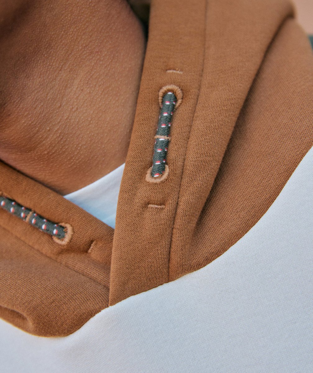 SWEAT À CAPUCHE GARÇON EN FIBRES RECYCLÉES ÉCRU KAKI ET MARRON AVEC MESSAGE